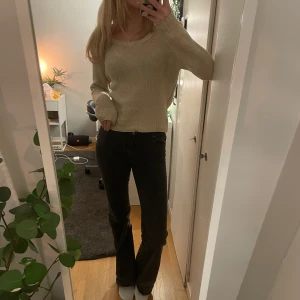 Beige stickat tröja - Beige stickat ströja från Cubus ❤️. Köpt för ett tag sedan och har lite få defekter med några sömmar. Står storlek XL på tröjan men skulle mer bedömma den som en M😙