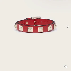 Valentino armband - Säljer detta snygga valentino armband har kvittot lådan o äktohetsbevis som såklart följer med! Armabandrg är i bra skick