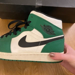 Skor - Min kille säljer hans Jordans mids green som inte kommer till användning. Använda ca 2-3 gånger. Storlek 44. Köpare står för frakt 🤗🤗