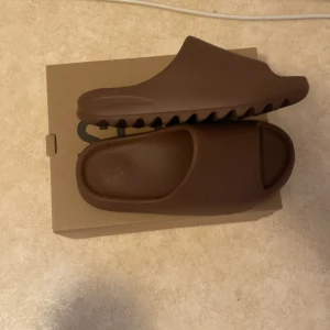 Yeezy slides - Säljer mina helt oanvända yeezy slides i storlek 43. Bytte ett par jordans mot tofflorna men tofflorna va för små för mig