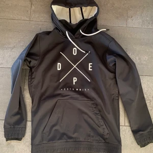 Dope snowboard hoodie/jacka - TRYCK INTE PÅ KÖP DIREKT Säljer min knappt använda snowboard/skidjacka, Dope Yeti W, använd 5 dagar förra sportlovet så mycket fint skick. Har luva, hål för hörlurar och ficka för mobilen, även en liftkortficka.