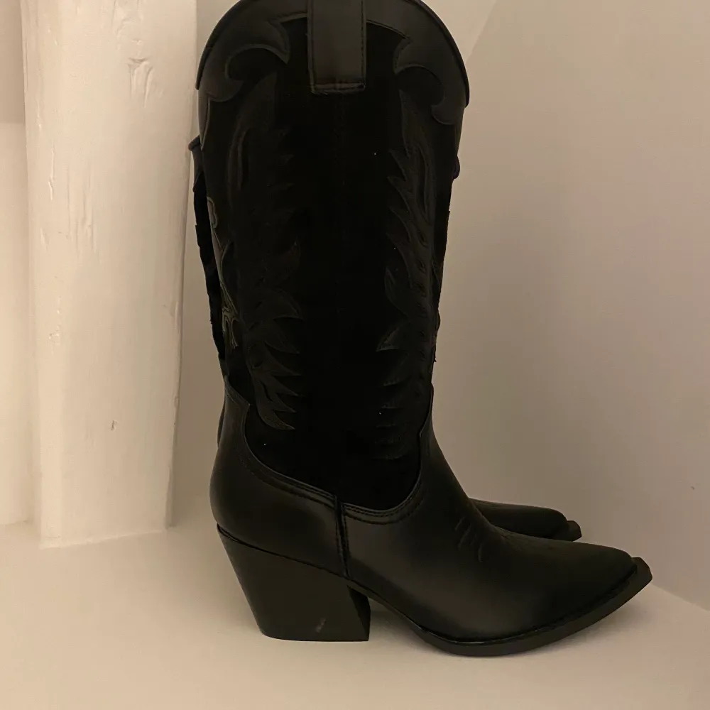 Super fina Cowboy boots i sorlek 38. Säljer de då de är för små. De är inköpta på Ibiza Augusti 2022. Skor.