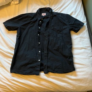 Skjorta - Stor najs skjorta köpt secon hand men aldrig använt! 💖skulle säga att den att den är mörk mörk blå i färgen. Står XL på lappen så oversize på mig💖💓💖💓kan frakta!