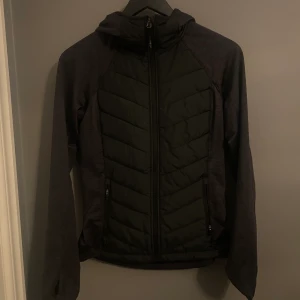 jacka  - tränings jacka som endast är använd några gånger, jätte fin i passformen men tyvärr inte använd, köpt för ca 450kr ny.