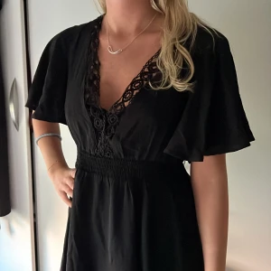 Svart klänning - Strand/festklänning. Funkar till allt. Jättefina detaljer och väldigt bekväm! Köpte den utomlands för ett halvår sedan 