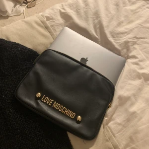 Moschino datorfodral - Snyggt och klassiskt fodral till en dator!