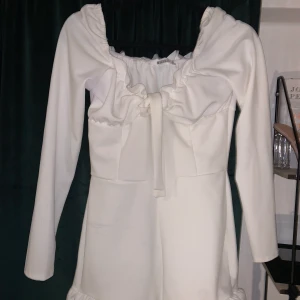 Missguided topp - Söt creame vit topp från missguided, oanvänd. 