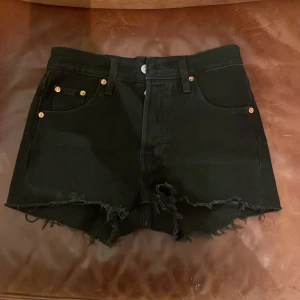 Levis jeansshorts ❤️ - Säljer nu dem hör jättefina Levis shortsen pågrund av att de inte passar mig❤️så snygga till sommaren men också till vintern över ett par strumpbyxor nypris ligger runt 650kr, mitt pris 300kr. Kan tänka mig byte☺️☺️