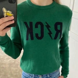 Zadig & Voltaire tröja - Säljer denna rock tröja från Zadig & Voltaire då jag har en liknande. Nyskick och endast använd fåtal gånger. Köpt för ca 1000kr och säljer för 400kr. Skriv till mig för fler bilder!💕