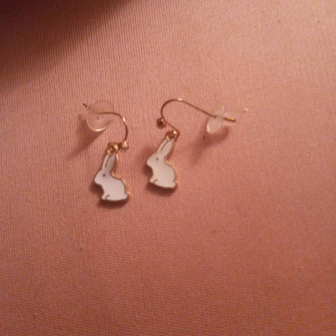 Guldfärgade örhängen med hänge av Olle kanin samt en kristall . - 91