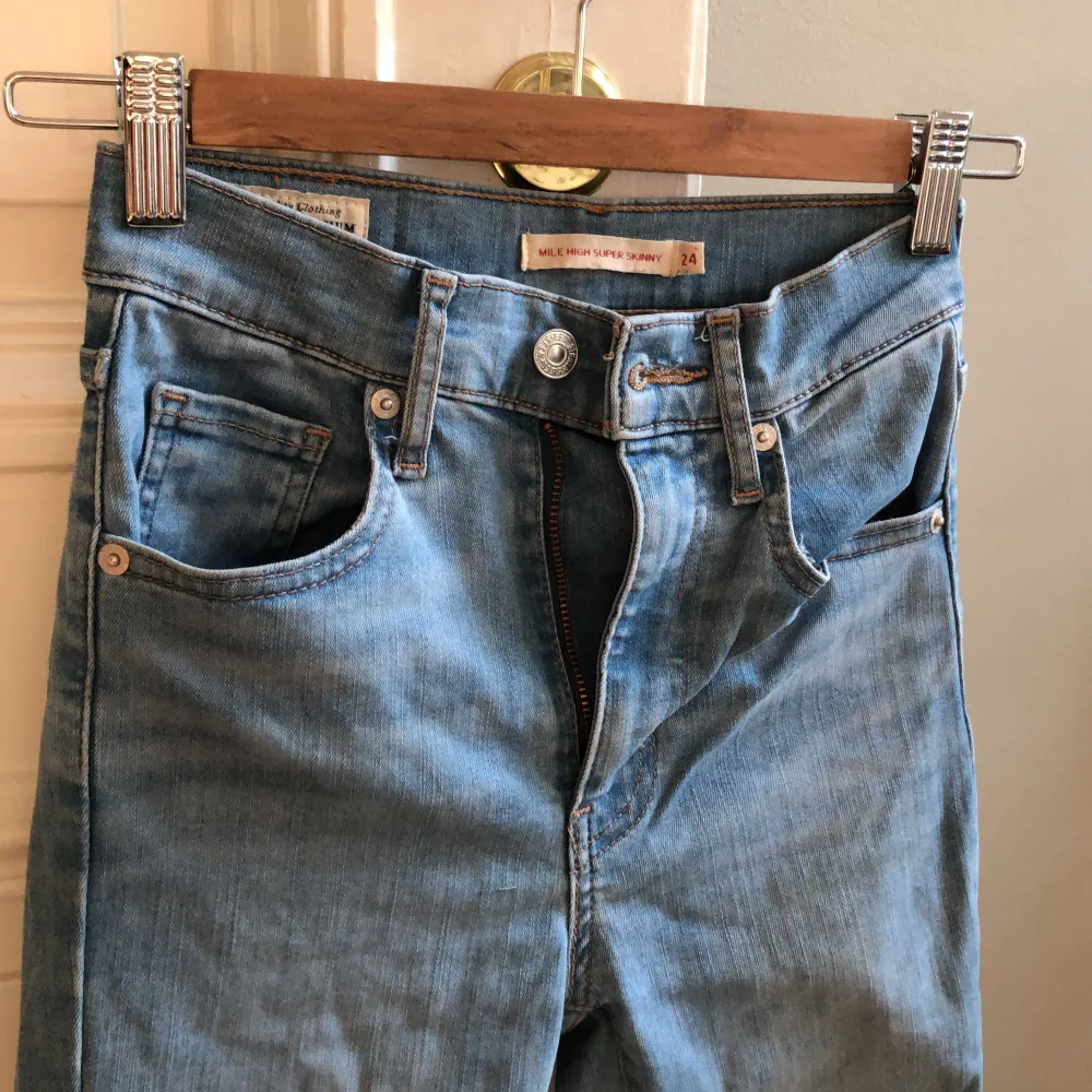 Ljusblå jeans i storlek 24 med smal passform. Köpare står för frakt.. Jeans & Byxor.