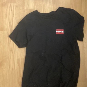 Levis t-shirt - Levis tröja andvänd men i bra skick finns ute på Facebook me!! Du står för frakten! 