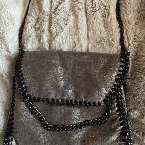 En jätte snygg väska, som är guldglittrig, passar super bra till finare tillfällen! Säljer pga att den inte kommer till användning! ❤️‍🔥