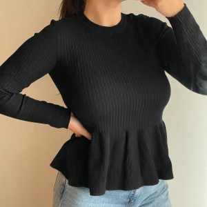 Tröja - Svart tröja från Gina Tricot i storlek S. 