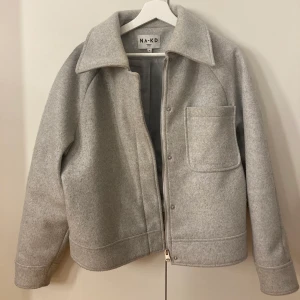 Grå kappa från NAKD - INTRESSEKOLL! på denna fina och populära kappan från Nakd i färgen grå. Köpt i våras och är använd, därav lite nopprig men inget som man riktigt märker av.  Köp direkt för 450kr💗