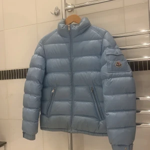 Moncler jacka storlek S/M vet inte riktigt men tar reda på det ifall någon är intresserad 🤩 - hej 💘 jag säljer den här jätte mysiga vinter jackan i en jätte gullig turkos färg 😋Jag säljer den eftersom att jag har fått en ny jacka och inte längre använder denna 💘 Jag köpte den förra året i moncler butiken för 5500 och den är i perfekt skick 👌 