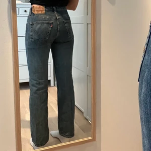 Levi’s 501 - Säljer ett par riktigt snygga 501:or från Levis!✨ Köpta second hand från Aplace för 550kr. Slitet tyg på framsida lår och verkar vara väl använda, men inga övriga skador. Jag själv har endast användt dom 1 gång pga för korta ben😢. 