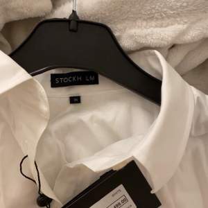 En vit vanlig skjorta, helt ny men lite liten för mig.  100kr + frakt