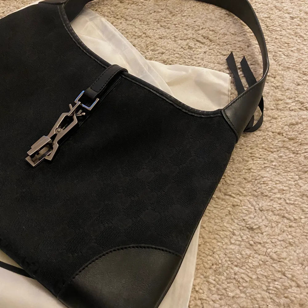 Vintage Gucci Jackie-väska i svart med svart monogram och silverdetaljer. Som ny, inget tecken på användning finns. Inköpt på grailed. Dustbag medföljes, identifikationsnummer se bild.. Väskor.