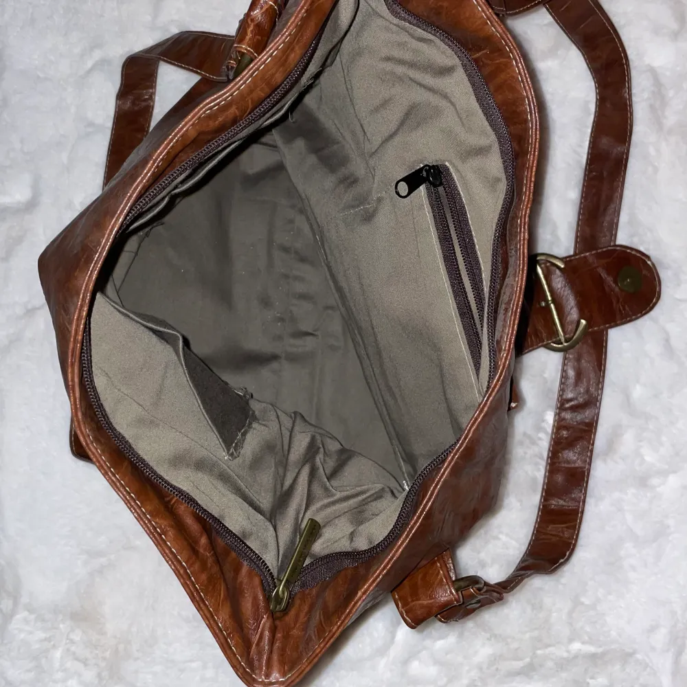 En gammaldags väska som för plats med det mesta. Äkta vintage dolce & gabbana väska . Väskor.