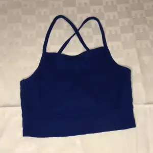 Marinblå croptop med crossover i ryggen säljer för 30 +frakt