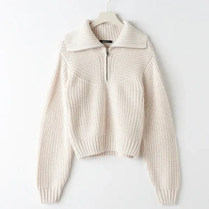 Stickad tröja gina tricot - Säljer då ja köpte en vit och en beige men ska behålla den beiga! Helt ny, slutsåld på hemsidan🤎