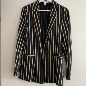Blazer - Blazer från HM, fint skick. Exlusive frakt som köpare står för. 