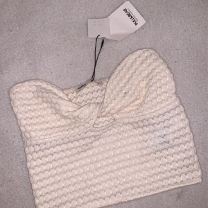 Beige topp  - Säljer denna oanvända topp från Pull&Bear, skriv gärna om ni undrar något 🤎