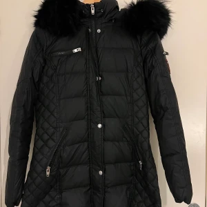 Rock & Blue  - Jag säljer min rock and blue vinter jacka i storlek 38 med äkta tvättbjörn päls. Väldigt varm och perfekt till vintern. Fint skick.