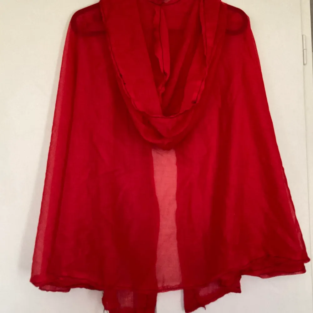 Hand sewn red cape. Jackor.