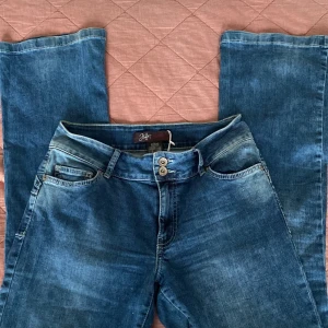 Jeans🫶🏼 - Säljer dessa snygga jeans som jag köpt på sellpy eftersom de var för stora för mig. De är i storlek 30/34 och säljer dem för 120kr plus frakt🙌🏼 om det är många som är intresserad kan det bli en budgivning💓