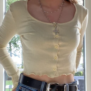 Gul topp🤍 - Gul topp från Gina Tricot, använd väldigt få gånger🤍 I storlek S och passar mig som har Xs/S i storlek✨