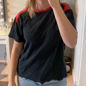 T-shirt  - Fin T-shirt som är köpt secondhand💜
