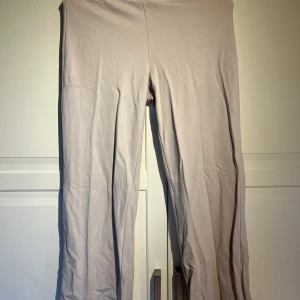 Byxor från ginatricot - Byxor från ginatricot, dock är de lite förstörda (2a bilden) därav priset Pris 40kr + frakt