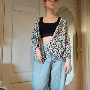 Cool kofta - En tunn kofta i svartvit leopard mönster. Den har blivit för kort för mig, som är 1,63 m, i ärmarna så den kanske passar någon kortare eller med kortare armar iallafall bättre. Det står att den ska vara str L men jag tror den skulle passa en mindre storlek bättre, jag vet inte kanske har den krympt i tvätten.