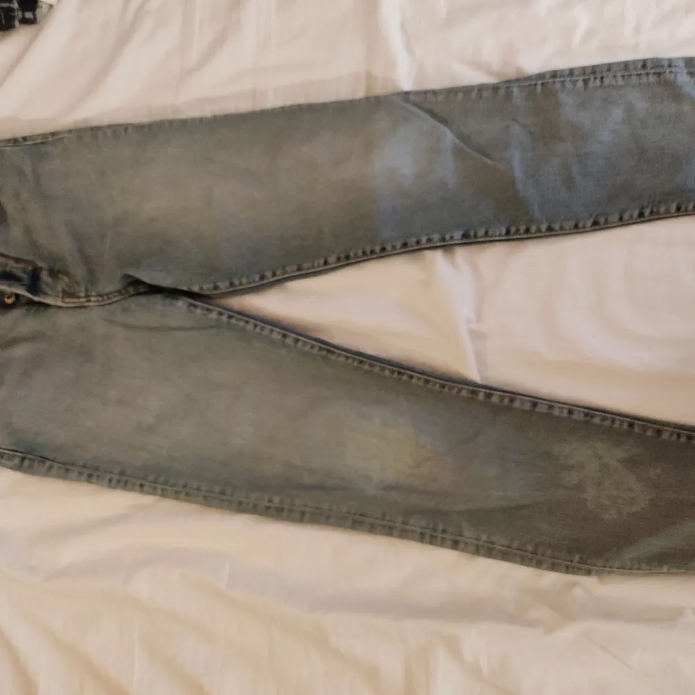 Ett par vanliga straightleg jeans. De har en bleknings fläck på högra vaden från ett försök att få bort en gräs fläck men den syns inte särskilt bra.. Jeans & Byxor.