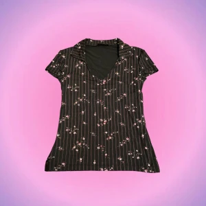 Mönstrad T-shirt  - Svart mönstrad T-shirt med superfin passform😍🙌🏼 Den är i bra skick! Priset kan diskuteras<3 Skriv privat vid intresse o frågor💖💖