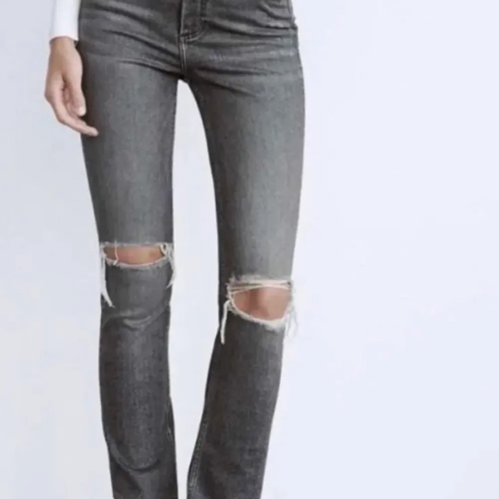 Säljer dessa fina jeans från zara i storlek 38. Använda en del och är lite slitna längst ner vid benen. Nytt pris 349, mitt pris 100kr. Kontakta för egna bilder!!. Jeans & Byxor.