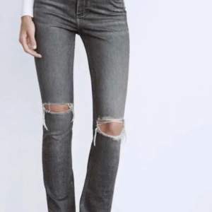 Säljer dessa fina jeans från zara i storlek 38. Använda en del och är lite slitna längst ner vid benen. Nytt pris 349, mitt pris 100kr. Kontakta för egna bilder!!