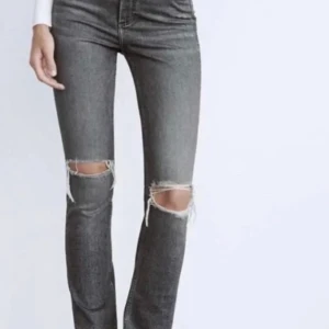 Grå Zara jeans  - Säljer dessa fina jeans från zara i storlek 38. Använda en del och är lite slitna längst ner vid benen. Nytt pris 349, mitt pris 100kr. Kontakta för egna bilder!!