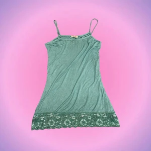 Turkost linne med spets - Gulligt linne med spetsdetaljer och såå skönt material😍🙌🏼 Den sitter lite löst på mig så skulle säga att den är i strlk S/M.  Skriv privat vid intresse💖💖