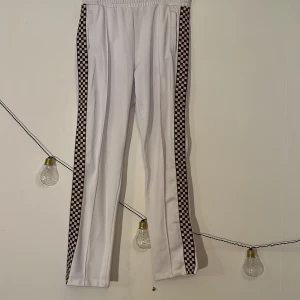 Junkyard byxor strl XS - Vita popperpants från junkyard i strl XS. Fint men använt skick. 