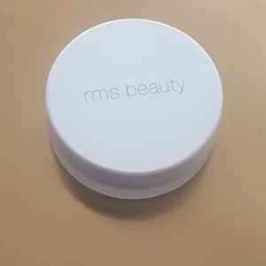 "Un" Cover -up Concealer &Fundation - Ger din hy en hälsosam  smälter den lätt in i huden och täcker ojämnheter, rodnader samt kamouflerar porer  Helt nytt och oanvänd  .5,67 g Nytt pris 419  
