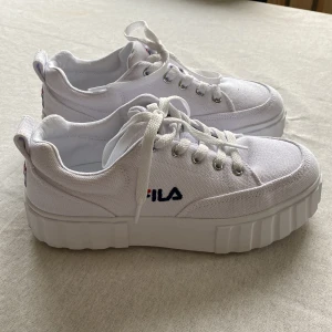 Skor FILA  - Snearkes med märket FILA köpt från Nelly i stl 37. Skorna har använts en gång därav i nyskick. Nypris 699kr. Kartong finns kvar. 