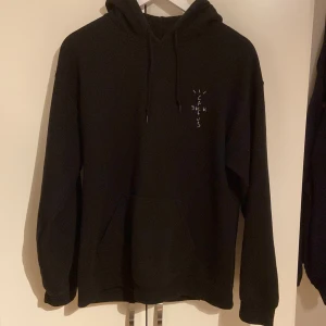 Cactus jack hoddie ”travis scott” - Riktigt snygg hoddie, vill knappt sälja den men har växt ur den, köpt från Travis scotts egna hemsida, limited edition🤩pris kan diskuteras