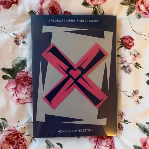 txt fight or escape album - TXT Fight or Escape album (Fight ver). Allt är i perfekt skick, har bara haft albumet på hyllan. Allt på bilderna ingår!