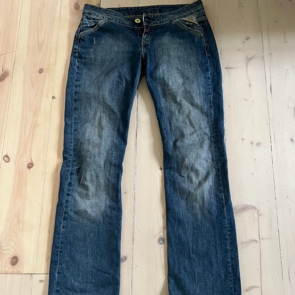 Världens snyggaste lågmidjade jeans från replay. Säljer endast vid bra bud 🥰 . Jeans & Byxor.