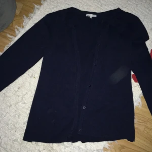 Kofta  - En marinblå kofta med knappar, skönt material inga fickor. Aldrig andvänd säljer pga ingen användning, köparen står för frakten och tvättas såklart innan den säljs 