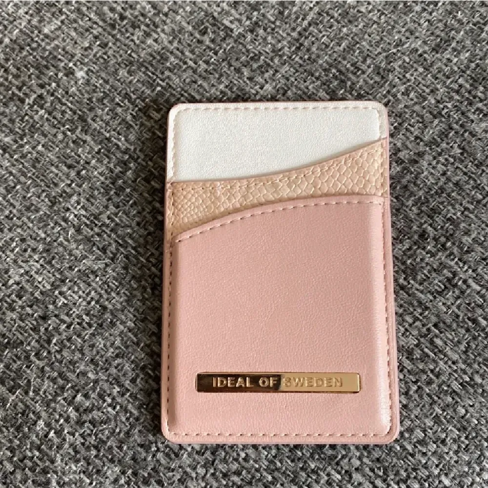 Korthållare med magnet från Ideal Of Sweden, heter ATELIER MAGNETIC CARD HOLDER o är i färgen Blush Pink Snake 💗🐍 Nypris 349kr, klicka inte på ”Köp direkt”!!. Asusteet.