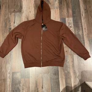 Huvtröja  - Den är helt ny har aldrig använt plagget pga för stor för mig